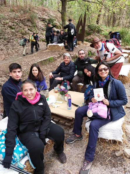 Grupo descansando durante el campamento