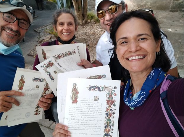 Participantes mostrando sus certificados del Camino
