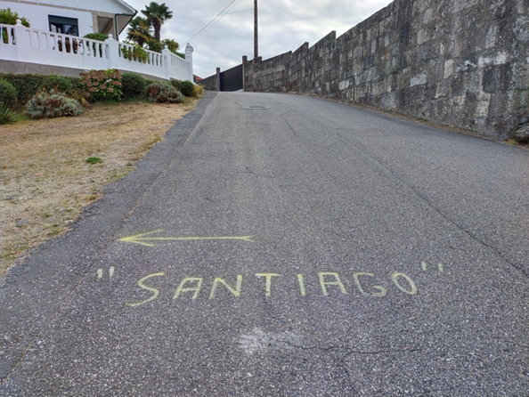 Flecha pintada en la carretera indicando Santiago