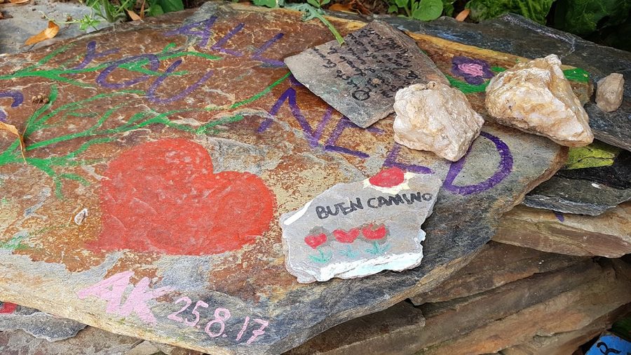 Piedras pintadas con mensaje de Buen Camino