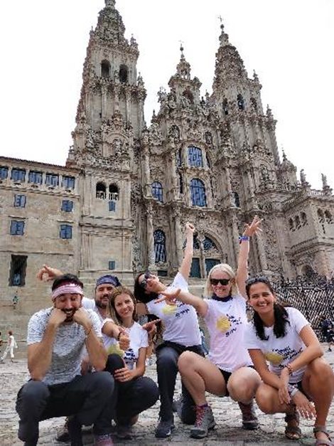 Grupo frente a la catedral de Santiago