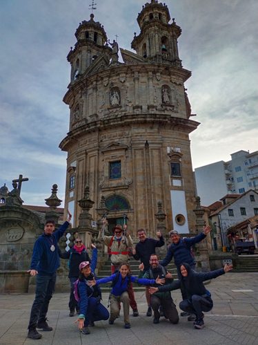 Grupo posando junto a una iglesia del Camino