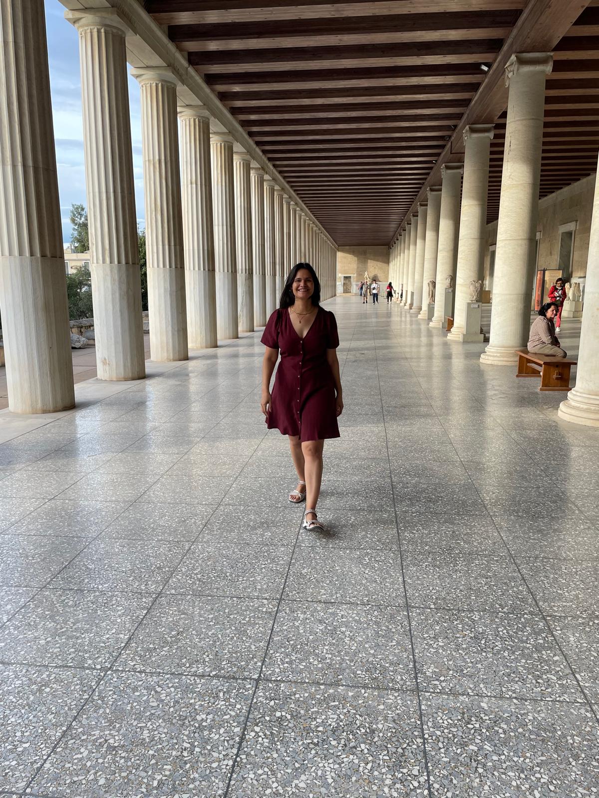 Kellys Rodríguez caminando en la Stoa de Atenas